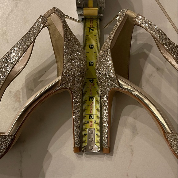 NWT, NIB David’s Bridal size 7.5 beautiful gold sparkle dress heels - Picture 5 of 10